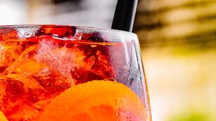 ¿Es más barato?: la insólita receta del Campari casero que abrió debate en TikTok.