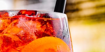 ¿Es más barato?: la insólita receta del Campari casero que abrió debate en TikTok.