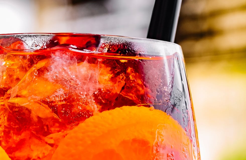¿Es más barato? La insólita receta del Campari casero que abrió debate en TikTok