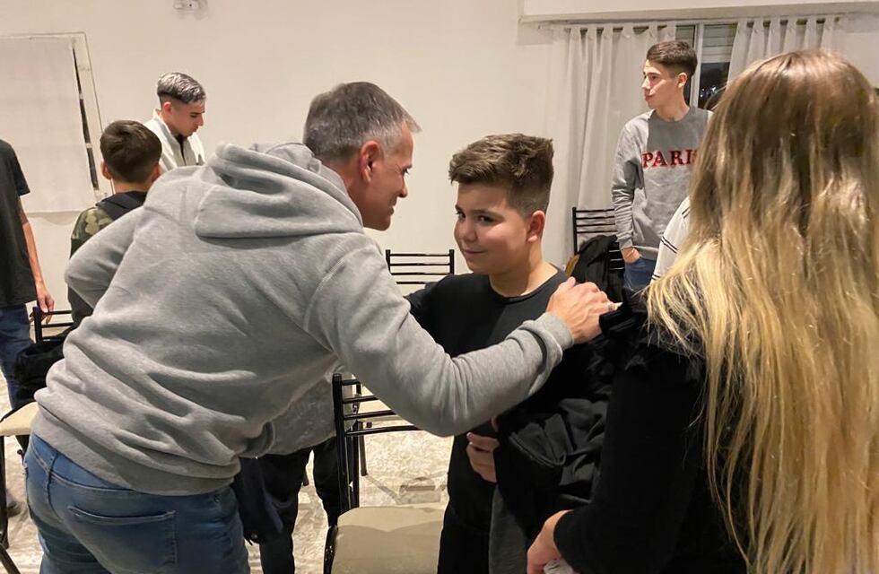 Nickel recorrió barrios con obras en ejecución y visitó la Iglesia Ríos de Vida