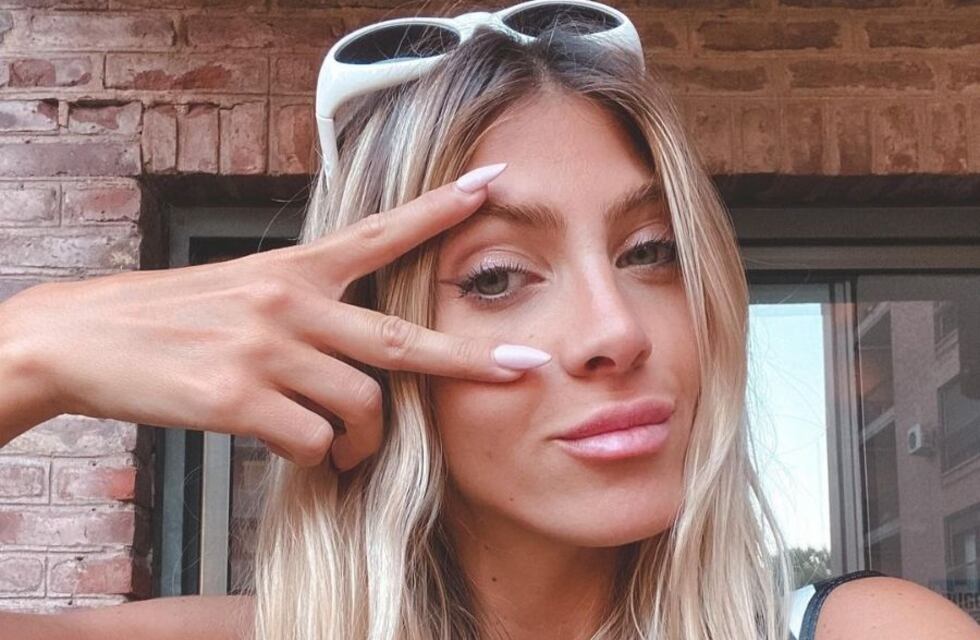 Cande Ruggeri desafió al otoño y posó en bikini al borde de la pileta: anteojos de sol y camisa oversize