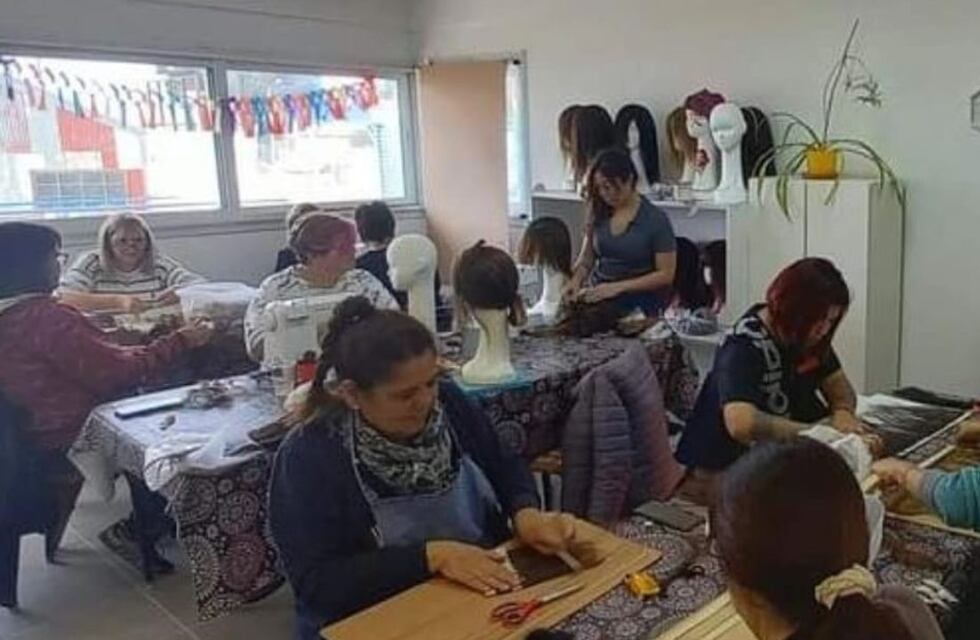 “Una sonrisa en tu cabeza”: el grupo de mujeres de Comodoro que acompaña a las personas con cáncer creando pelucas