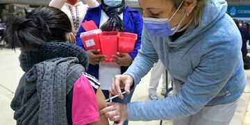 Mendoza 23 de junio de 2021  Sociedad
Vacunación a trabajadores de Comedores y merenderos
El Ministerio de Salud comenzó hoy con la vacunación contra el coronavirus a encargados y colaboradores de merenderos y comedores comunitarios. Según el relevamiento realizado, serán 5.000 personas en toda la provincia que colaboran en unas 1.500 organizaciones sociales que aportan su tiempo y su voluntad para darle de comer a niños y adultos. 
Foto Orlando Pelichotti / Los Andes