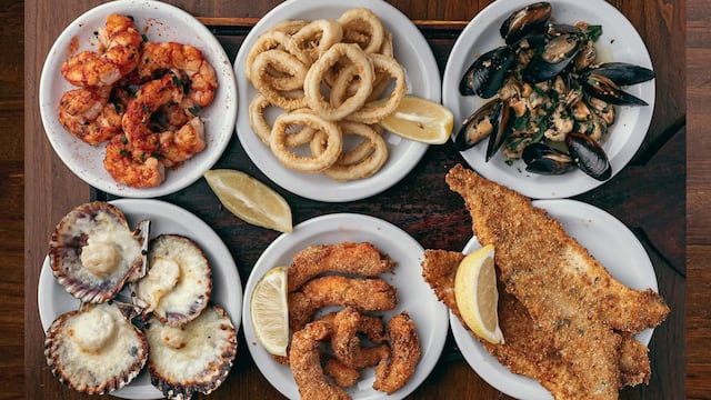 Algunos de los tantos platos que ofrece el local reconocido como el mejor restaurante de pescados y mariscos de Córdoba.