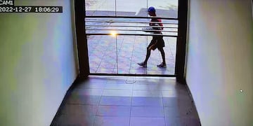 Le llevaron un maple de huevo que había apoyado en la verja de la casa.