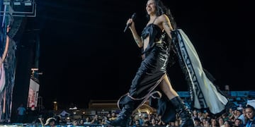 La “Jefa” de la Plaza: el histórico debut de Cazzu en Cosquín que terminó con poncho y ovación