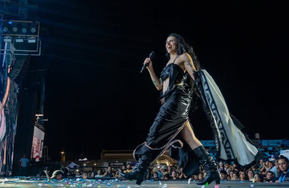 La “Jefa” de la Plaza: el histórico debut de Cazzu en Cosquín que terminó con poncho y ovación