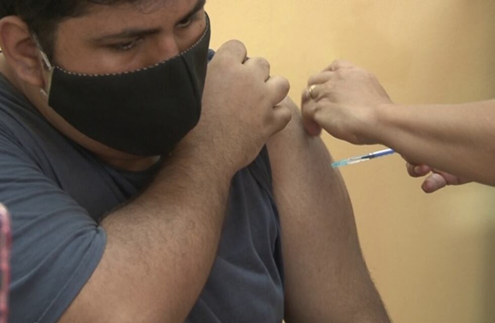 Operativo de vacunación contra Covid-19 en la plaza San Martín de Posadas