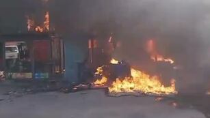 El dantesco incendio que sufrió una renombrada fábrica de pinturas de Córdoba.