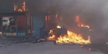 El dantesco incendio que sufrió una renombrada fábrica de pinturas de Córdoba.