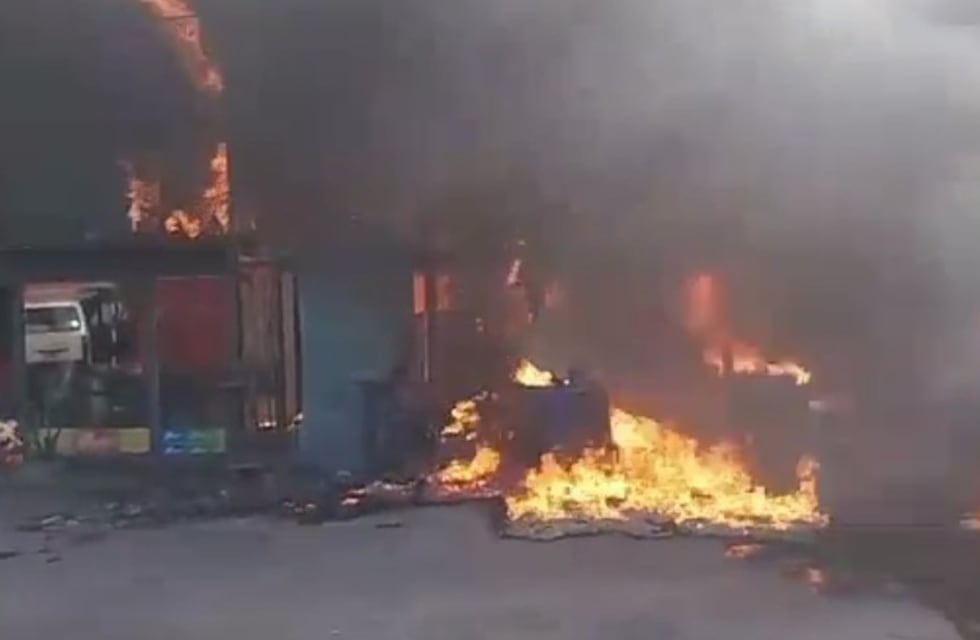 Dantesco: el incendio que sufrió una renombrada fábrica de pinturas de Córdoba