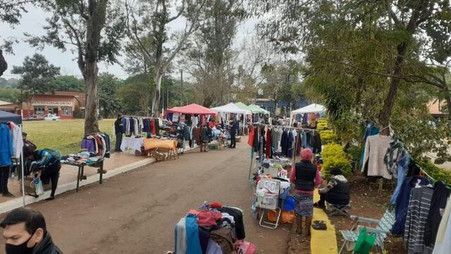 Se corta el transito vehicular para que los feriantes puedan ofrecer sus productos.