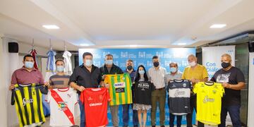 El viceintendente Daniel Passerini, junto a los clubes que participarán de la Copa.