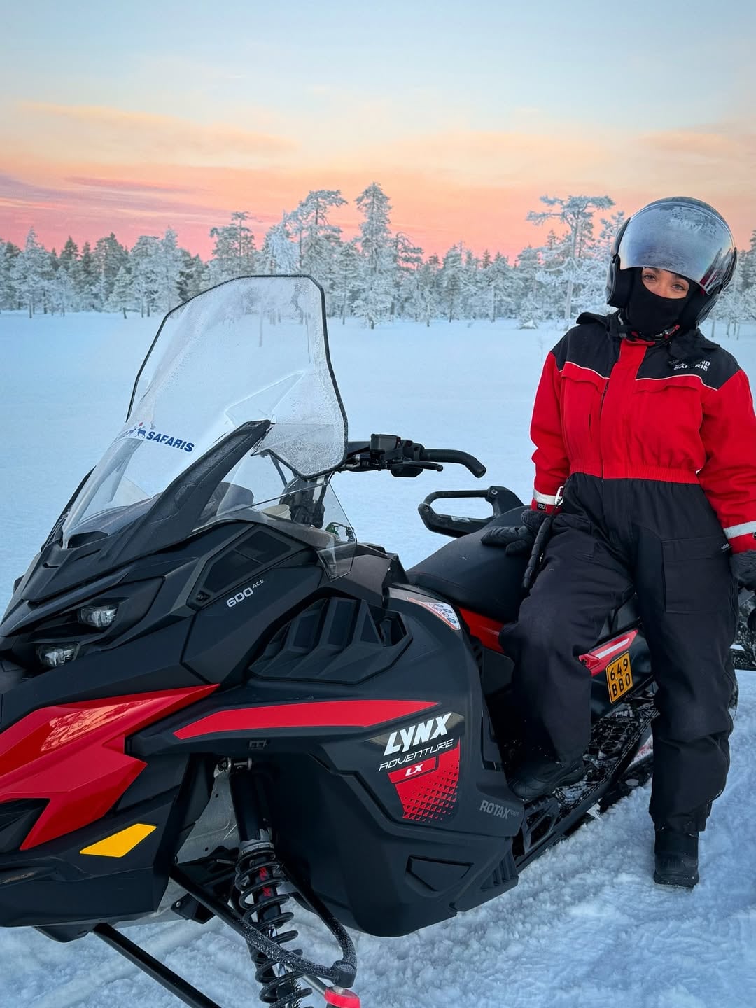 María paseó en moto de nieve.
