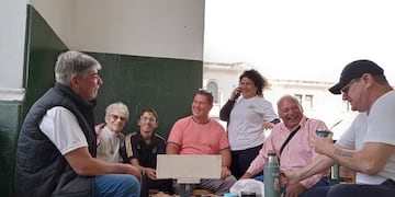 Madres, hermanos, sobrinos, nietos. Recordando a los caídos en la guerra del ´82, miembros de la Comisión de Familiares animan un nuevo y emotivo encuentro.