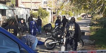 La policía fue a trabajar a Cabal al 1300 bis por la mañana a partir de la denuncia del asesinato de un hombre de 31 años.