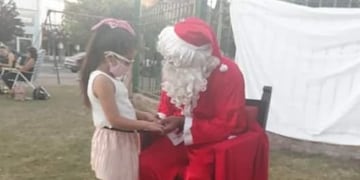 El Papá Noel que alegra a los más pequeños