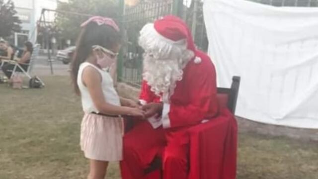 El Papá Noel que alegra a los más pequeños