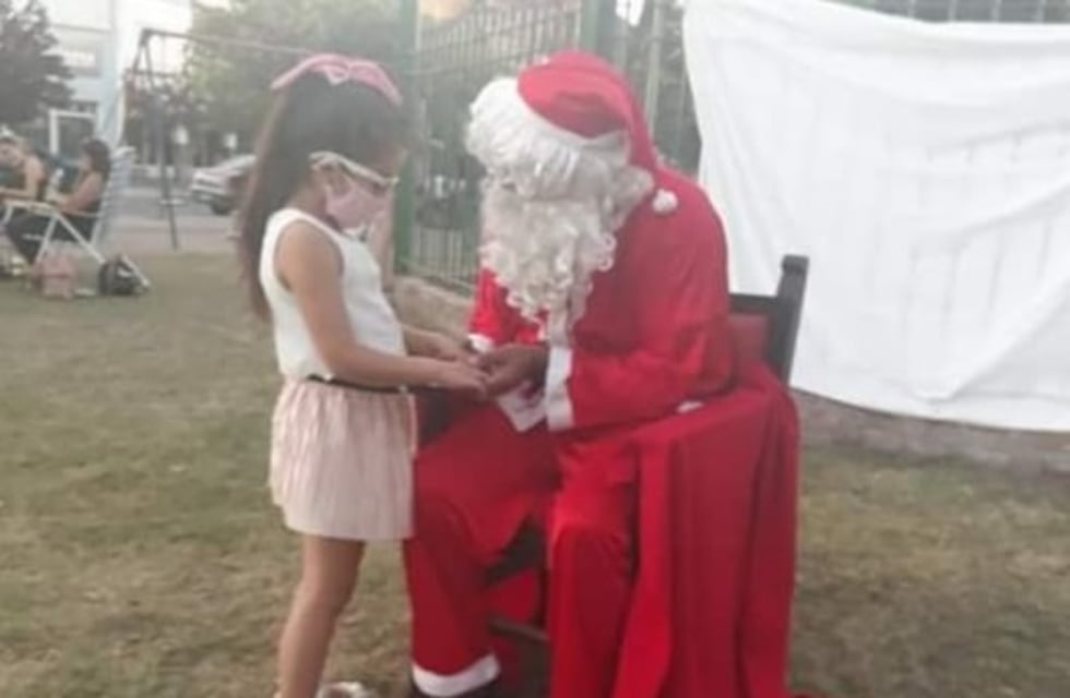 El Papá Noel puntaltense lleva 9 años alegrando a los niños