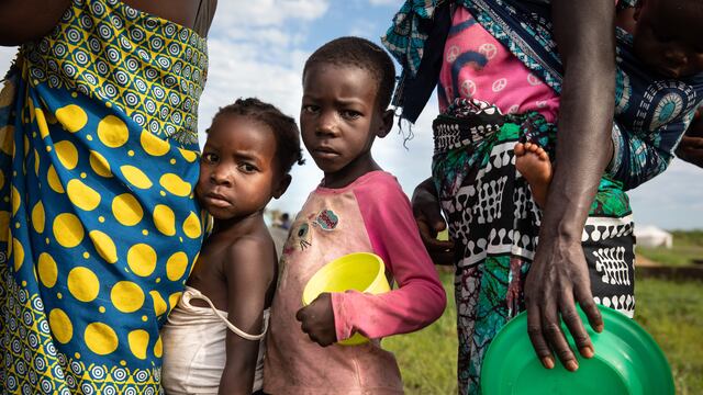 Sofala, Mozambique: niñas y niños esperan por alimentos, en un campamento de relocalización.