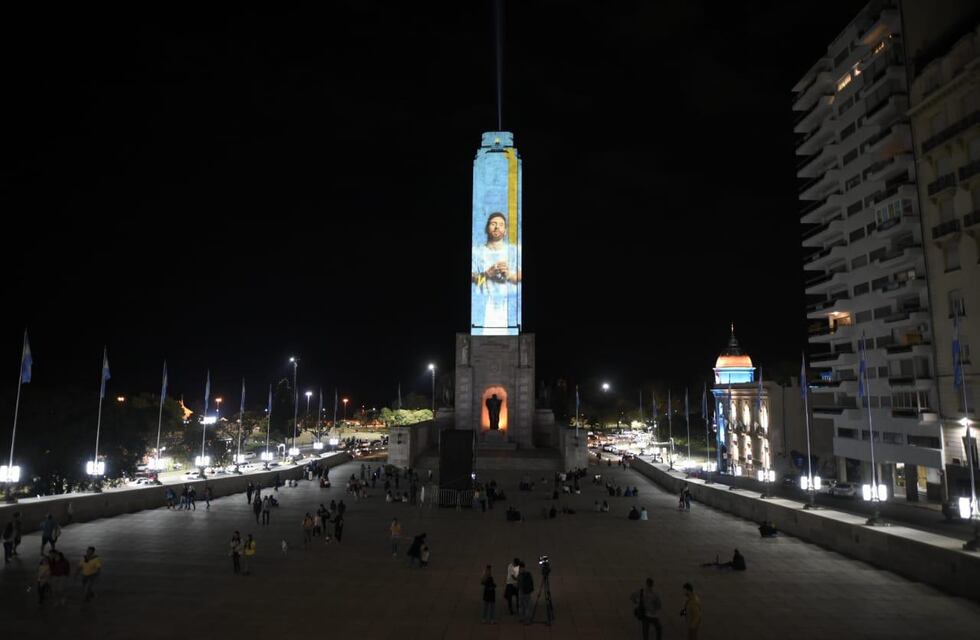 Las impresionantes imágenes de Lionel Messi que iluminaron el Monumento a la Bandera