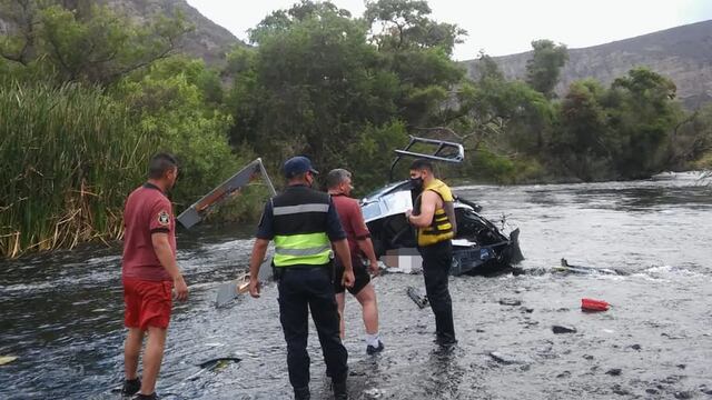 El helicóptero de Jorge Brito se estrelló sobre un dique en Cabra Corral, a 75 km de la capital de Salta. El banquero y su copiloto fallecieron luego de perder el control de la aeronave cuando se engancharon con cables de una tirolesa.