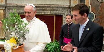 La camiseta del PSG que Lionel Messi le envió al Papa Francisco.