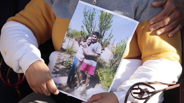 JOAQUÍN PAREDES. En una foto familiar con su madre (La Voz).