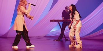 Sofía Reyes y María Becerra en la versión en vivo de "Marte":