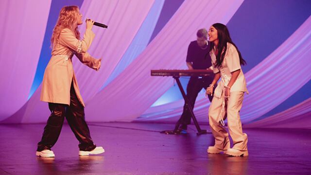 Sofía Reyes y María Becerra en la versión en vivo de "Marte":