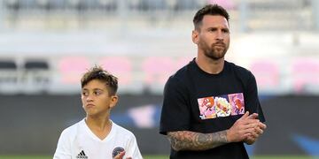 El capitán de la selección argentina acompañó al nene en mayo a un torneo juvenil.