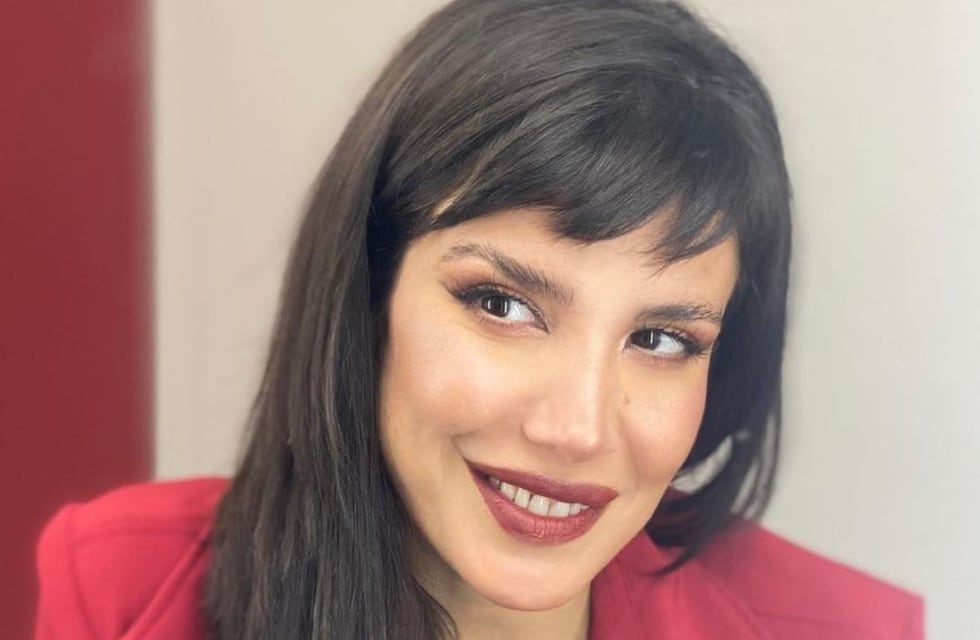 Andrea Rincón deslumbró a sus seguidores con un look vintage: malla azul y medias de red