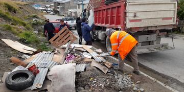 El personal Municipal trabajó en una jornada de limpieza, recolección de residuos voluminosos y corte de pasto en los Barrios San Vicente y la Cantera.