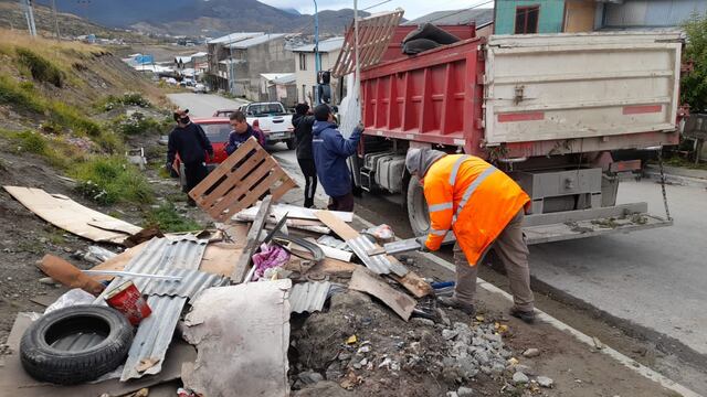 El personal Municipal trabajó en una jornada de limpieza, recolección de residuos voluminosos y corte de pasto en los Barrios San Vicente y la Cantera.
