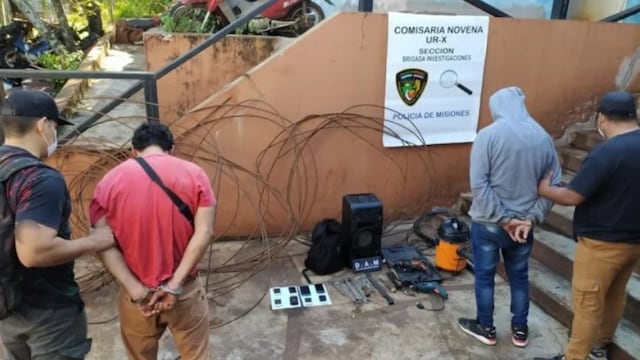 Dos jóvenes detenidos y elementos recuperados en Posadas.