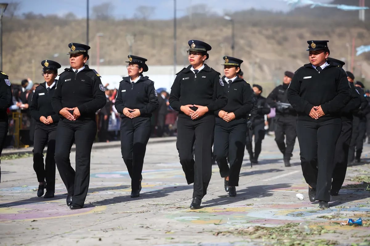 Diferentes secciones de la Policía jujeña hicieron su paso ante el público congregado en el predio Ciudad Cultural.