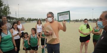 Federico Chiapetta, subsecretario de Deportes de la provincia entregó subsidios para obras, a clubes de San Rafael.