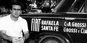 Reutemann, de 23 años, junto al auto Fiat 1500 Berlina que lo hizo debutar en el automovilismo.