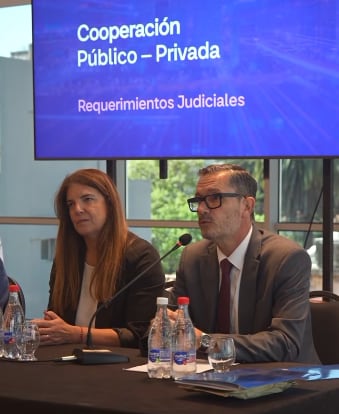 La gerente de Asuntos Institucionales de Telecom, Susana Menéndez, y el procurador general del MPA de Jujuy, Alejandro Atilio Bossatti, en la apertura de la capacitación sobre Requerimientos Judiciales para funcionarios del Ministerio Público de la Acusación.