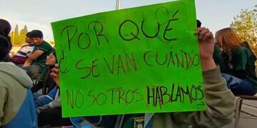 Sentada de alumnos de la Escuela de Comercio para reflexionar sobre el suicidio.