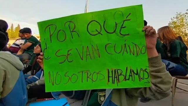Sentada de alumnos de la Escuela de Comercio para reflexionar sobre el suicidio.