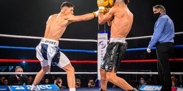 En la pelea estelar del festival realizado en Río Cuarto, Adrián “Junior” Sasso (19-3-0, 9 KO / 69,600) venció por puntos a Nicolás “el Maldito” Jara (5-3-0, 1 KO / 69,500), reteniendo el sudamericano superwelter con una gran producción, sobre todo en la primera mitad de la pelea, donde tuvo al borde del KO a Jara en el segundo round.