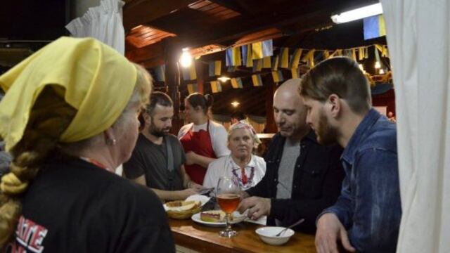 Según la producción, estará mañana sábado recorriendo las cocinas de las colectividades.