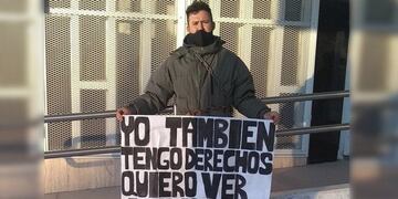 Un hombre se encadenó en el Juzgado de Familia de Neuquén para volver a ver a hijo: “Yo también tengo derecho”