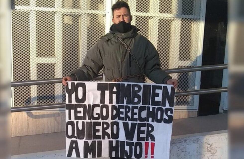 Un hombre se encadenó en el Juzgado de Familia de Neuquén para volver a ver a hijo: “Yo también tengo derecho”