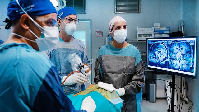 Profesionales de Hospital Privado en cirugía.