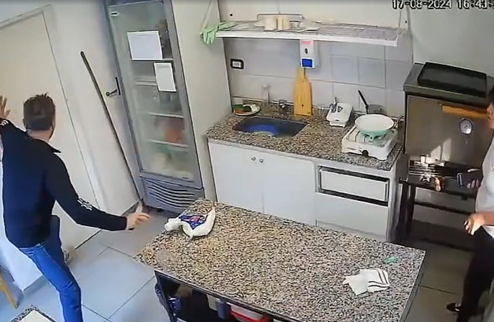 Violencia en Córdoba: entró a robar a una cafetería, golpeó a las empleadas y quedó grabado