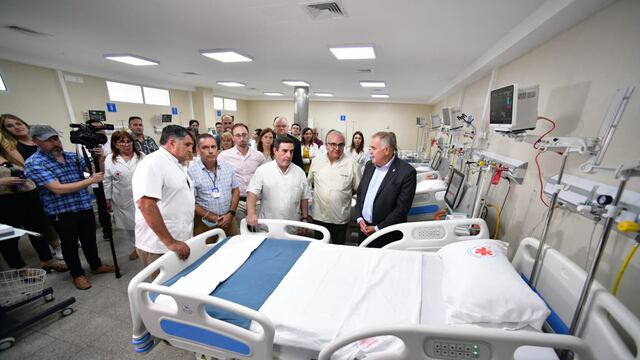 El gobernador de Tucumán visitó el Hospital Padilla en la jornada del miércoles. (Twitter: @OsvaldoJaldo)