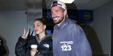 Tini y De Paul, en el arribo a Bs As. Foto: movilpress