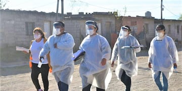Personal de Salud trabaja en territorio, en respuesta al aumento de contagios de dengue en Jujuy.